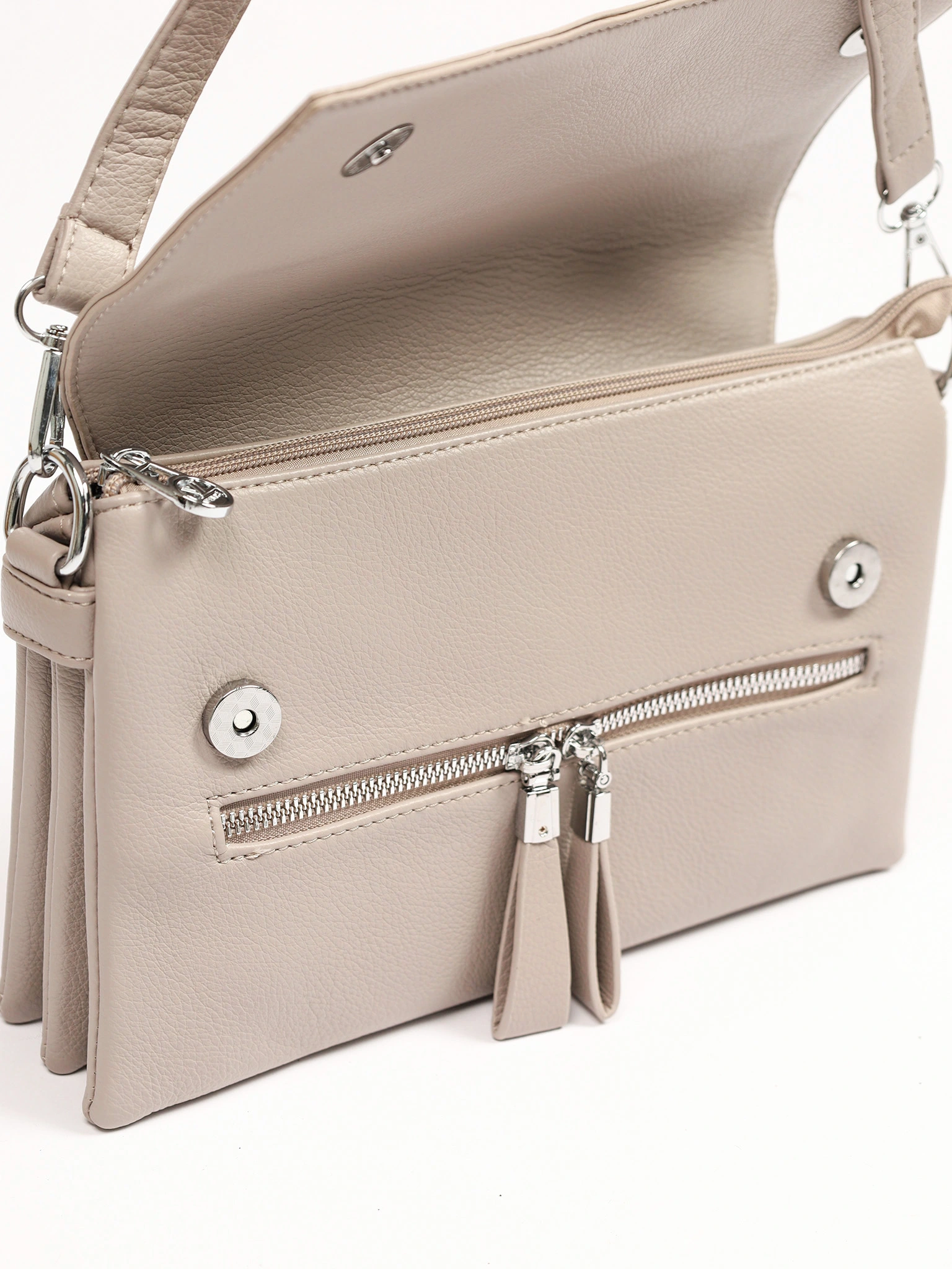 Сумка-кроссбоди со съемной ручкой и декоративными пуллерами в ассортименте